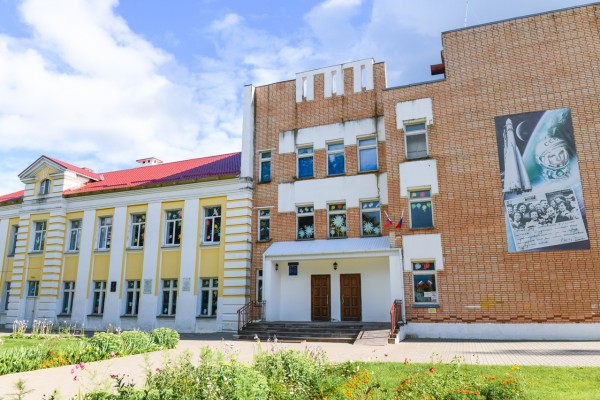 Губернатор проинспектировал ход исполнения работ по замене окон в школах Гагаринского района