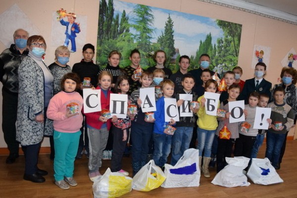Смоленские таможенники поздравили учеников подшефной школы