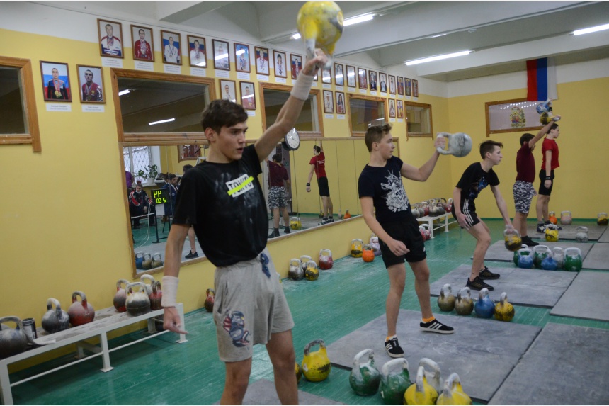 В Смоленске прошло открытое первенство города по гиревому спорту