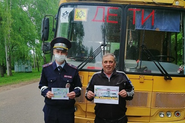 В Сафонове сотрудники ГИБДД проверили техническое состояние школьных автобусов