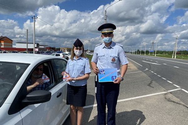 Смоленские госавтоинспекторы провели акцию «Ваш пассажир – ребёнок»