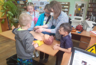 Школьники участвуют в уроках электробезопасности Смоленскэнерго во время летних каникул