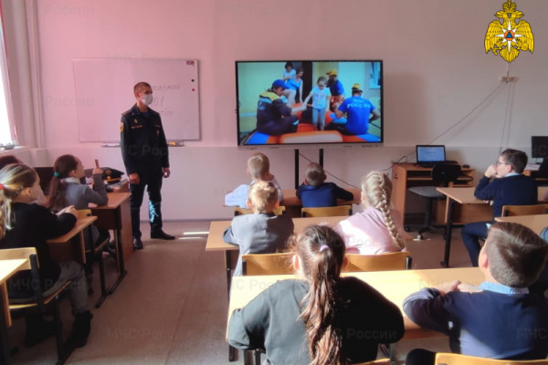 Смоленские спасатели рассказали школьникам об истории создания гражданской обороны