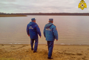 Сотрудники МЧС провели рейд на озере Большая Рутавечь в Руднянском районе