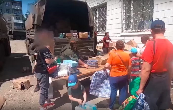 Российские военные доставили в город Первомайск гуманитарную помощь