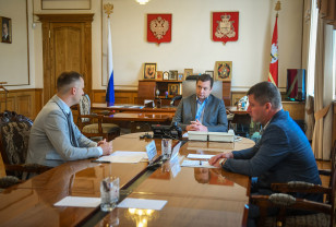 Губернатор Алексей Островский провел рабочую встречу с депутатом Госдумы Сергеем Леоновым