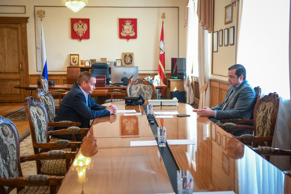 Губернатор Смоленской области провёл совещание по вопросу повреждённого асфальта на улице генерала Трошева