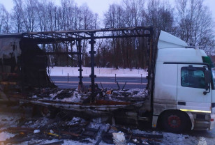 Фура, перевозившая мебель в Смоленской области, загорелась на трассе М-1