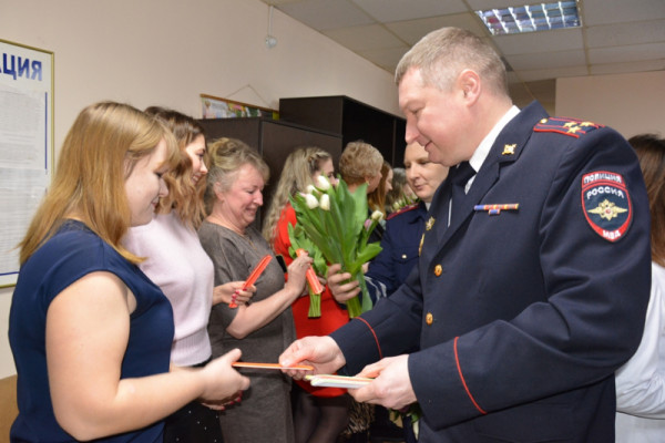 В Смоленске сотрудницы скорой помощи получили поздравления от ГИБДД