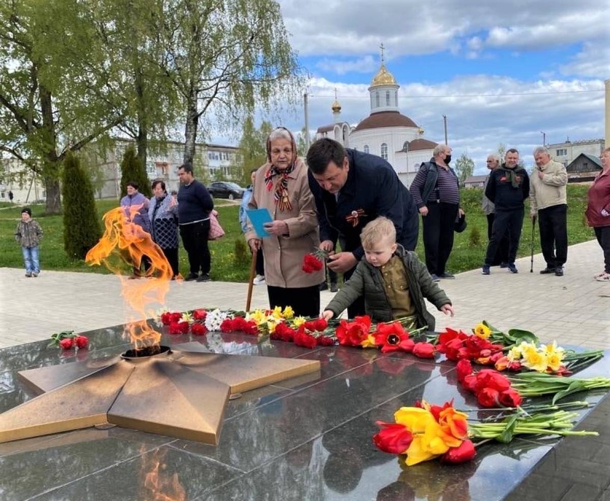 Игорь Ляхов вместе с семьей почтил память героев Великой Отечественной войны в деревне Рыбки