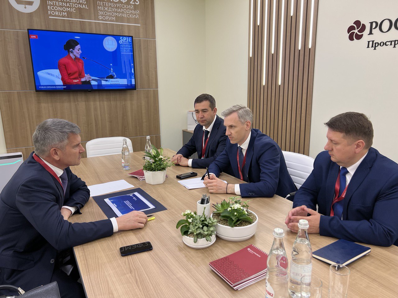 Василий Анохин и Игорь Маковский обсудили вопросы развития электросетевого комплекса Смоленской области