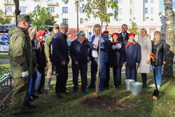 Глава города принял участие в высадке деревьев в центральном сквере Смоленска