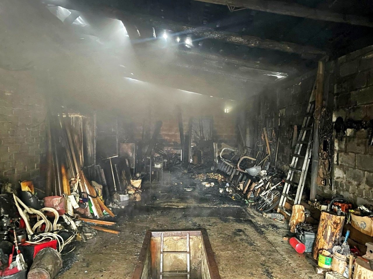 В Вязьме в пристроенном к частному дому гараже вспыхнул пожар