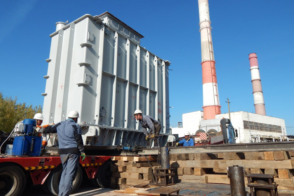 На Смоленскую ТЭЦ-2 прибыл новый 110-тонный блочный трансформатор