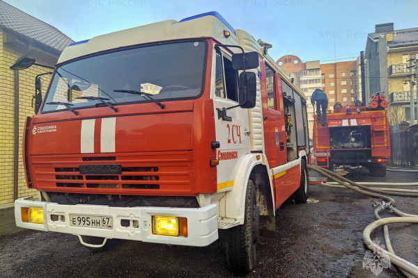 Ночью в Смоленске 19 спасателей тушили пожар в административном здании