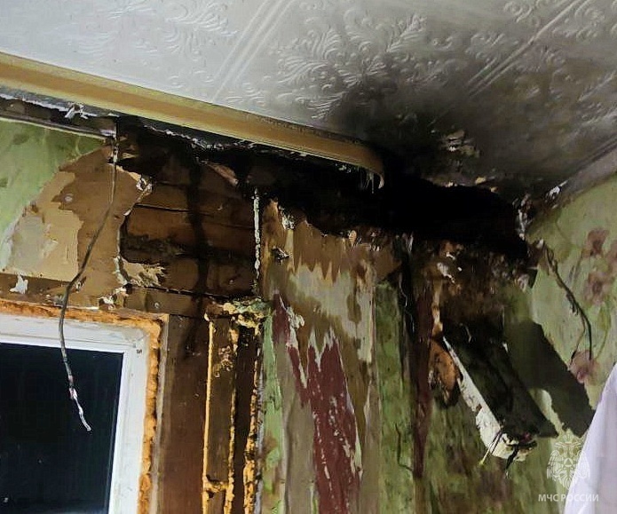В Хиславичском районе пожарные спасли частный дом от уничтожения