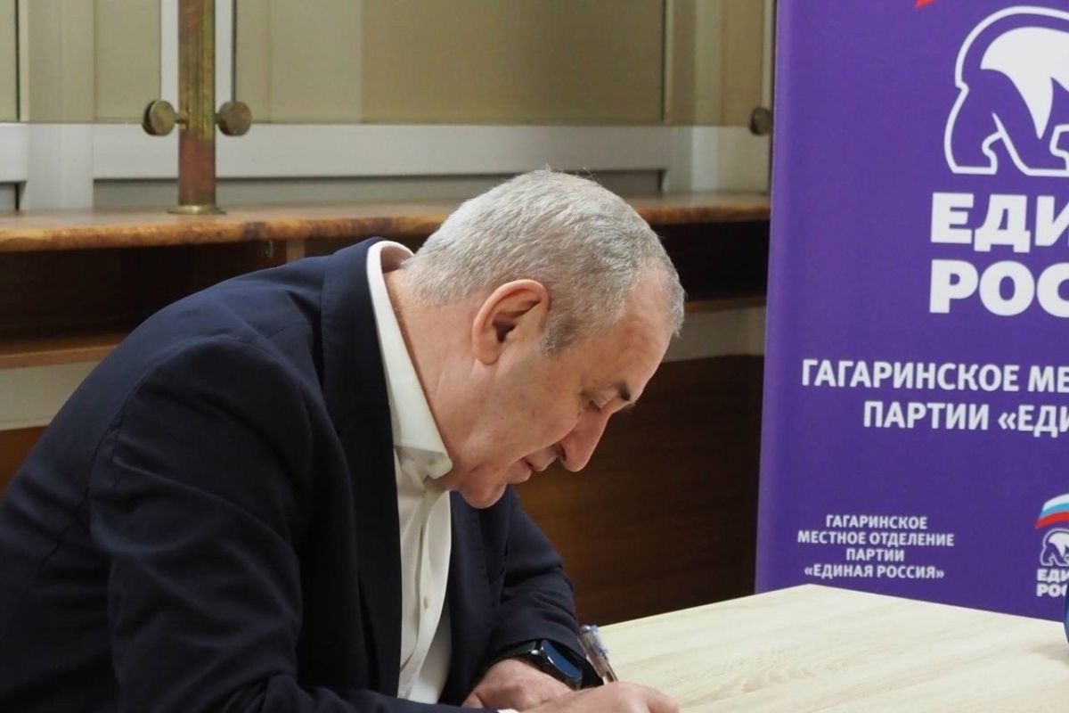 Сергей Неверов поставил подпись в поддержку кандидатуры Владимира Путина на президентских выборах