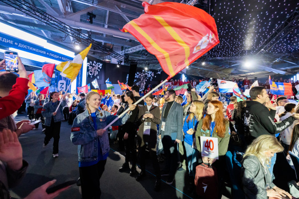 Смоляне приняли участие в церемонии открытия II Съезда «Движения Первых» на ВДНХ