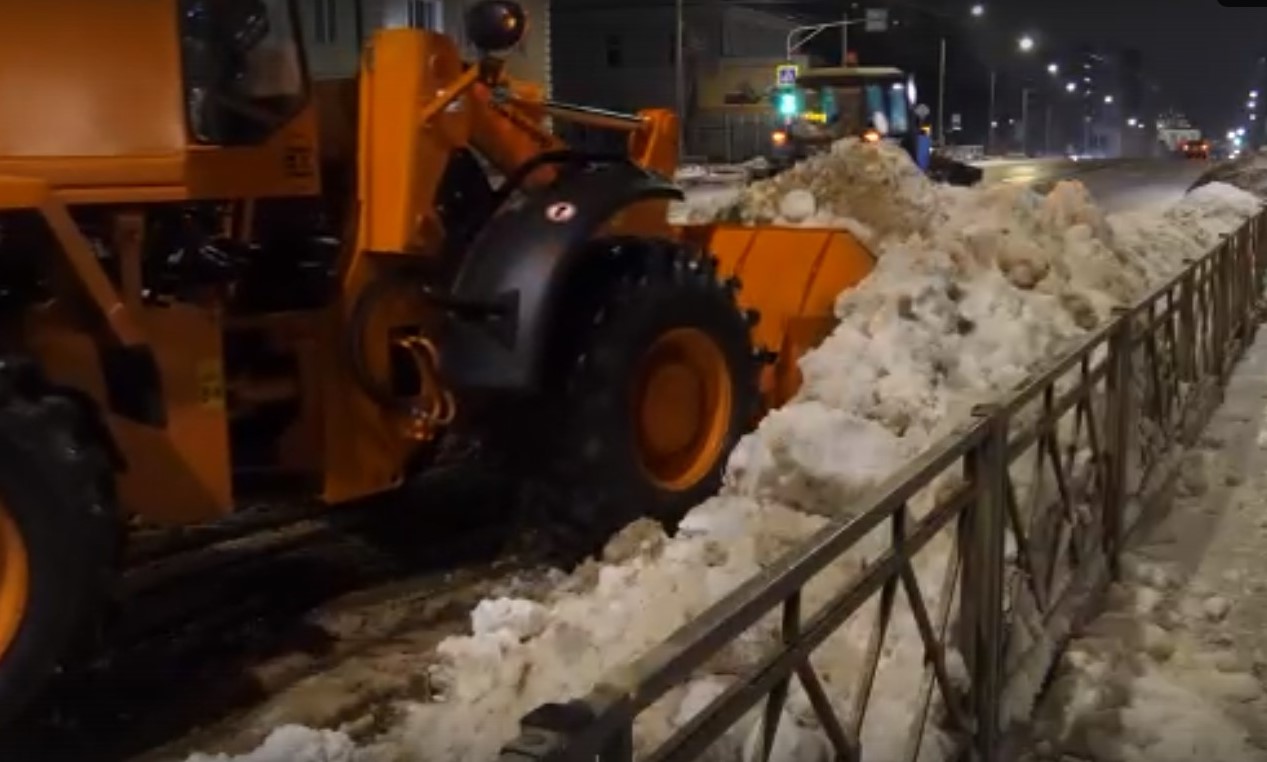 В Смоленске продолжают работы по уборке и вывозу снега