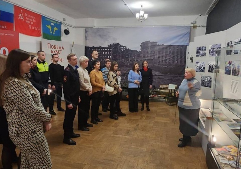 В Смоленске молодые полицейские посетили выставку «Противостояние»