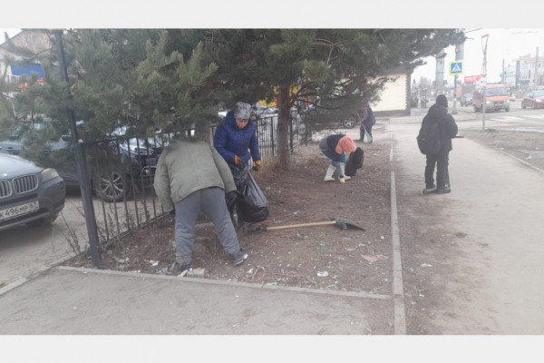 Смоленские коммунальщики приступили к уборке улиц от мусора после таяния снега