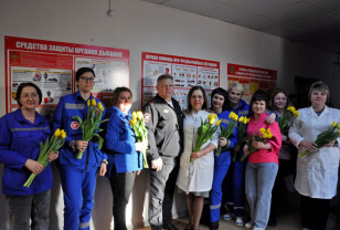 Сотрудники смоленской Госавтоинспекции поздравили работниц «скорой помощи» с 8 Марта