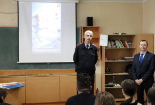 Транспортные полицейские провели «Урок безопасности» со студентами Смоленского автотранспортного колледжа