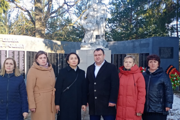 Внучка погибшего бойца из Казахстана посетила воинское захоронение в селе Новодугино