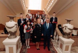Юные смоляне получили паспорта из рук мэра города Александра Новикова